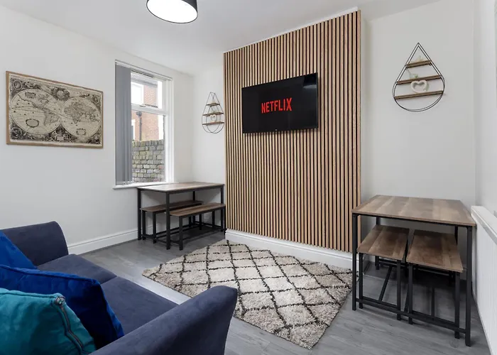 Newcombe House - Air Host & Stay - Free Parking