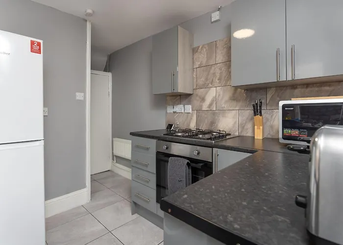 Newcombe House - Air Host & Stay - Free Parking