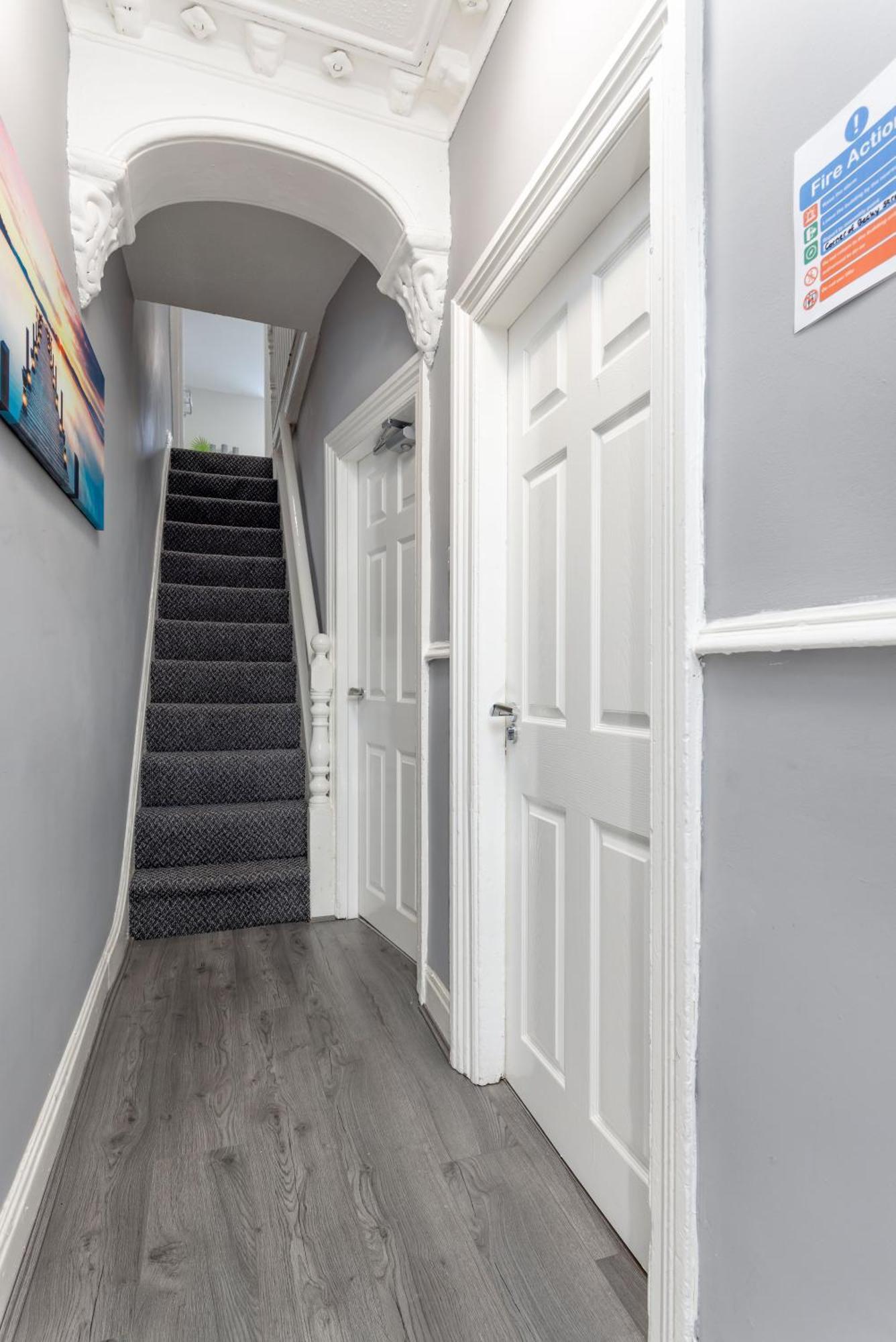 Newcombe House - Air Host & - Free Parking
