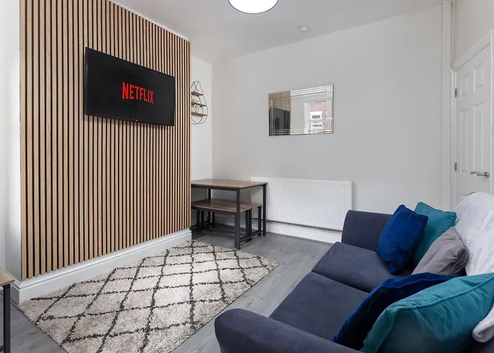 Newcombe House - Air Host & Stay - Free Parking